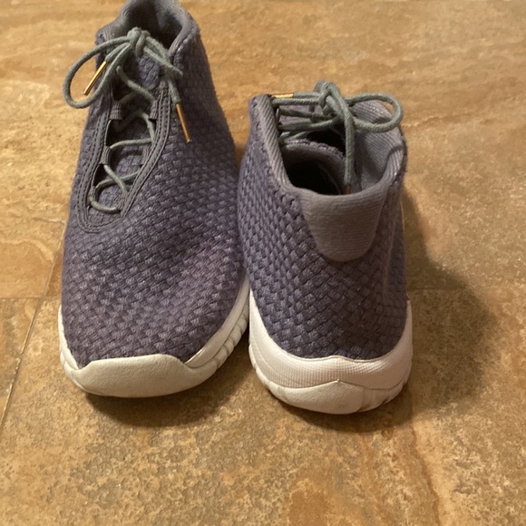 Women’s gray Jordan’s 5 1/2 - Picture 3 of 5